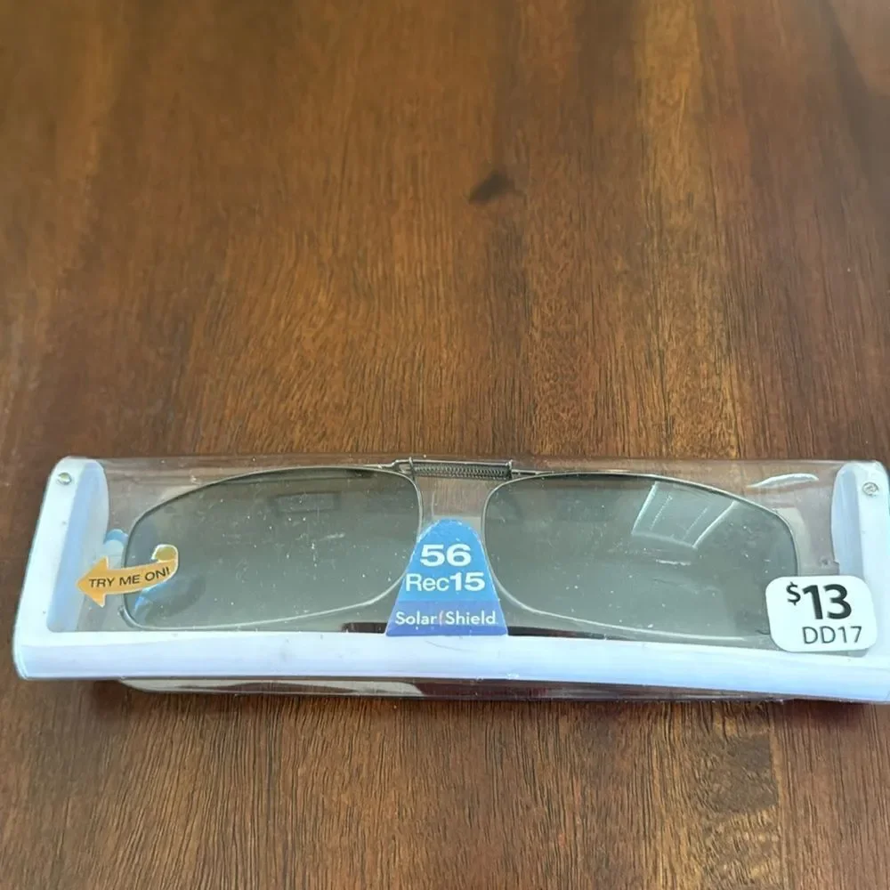 🔥FREE WITH PURCHASE 🔥 Clip on sunglasses